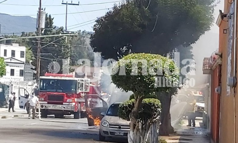 Incendio de vehículo en Pachuca alerta a cuerpos de seguridad/Foto: Carlos Sevilla