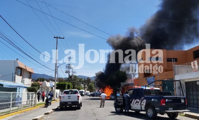 Incendio de vehículo en Pachuca alerta a cuerpos de seguridad/Foto: Carlos Sevilla