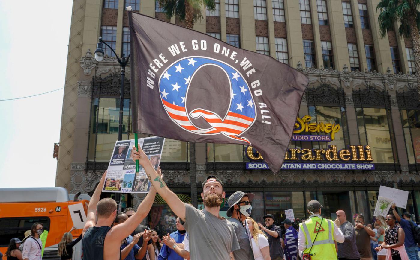 Una protesta del movimiento QAnon en Los Ángeles (California), en agosto pasado.KYLE GRILLOT / AFP