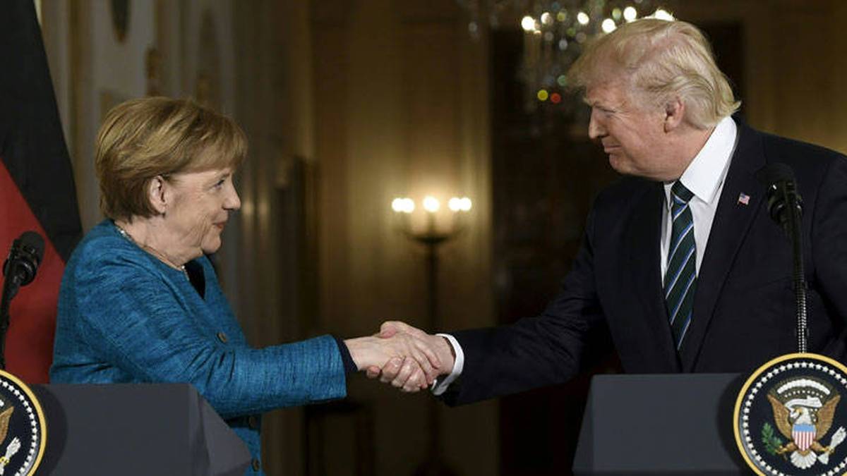 Merkel ve "problemática" la suspensión de Trump en Facebook y Twitter
