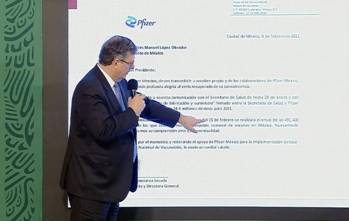 Marcelo Ebrard lee la carta de Pfizer enviada a AMLO en la mañanera en Palacio Nacional