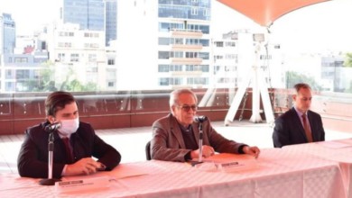 Durante la ceremonia de relevo en Cofepris estuvieron Alejandro Svarch, nuevo titular de la dependencia; Jorge Alcocer, secretario de Salud; y Hugo López-Gatell, subsecretario de Salud, el 17 de febrero de 2021. Foto tomada del Twitter de @SSalud_mx