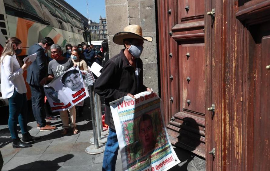 Arribo de los padres de los 43 estudiantes desaparecidos de Ayotzinapa a Palacio Nacional, para sostener una reunión con el presidente Andrés Manuel López Obrador. Foto Luis Castillo