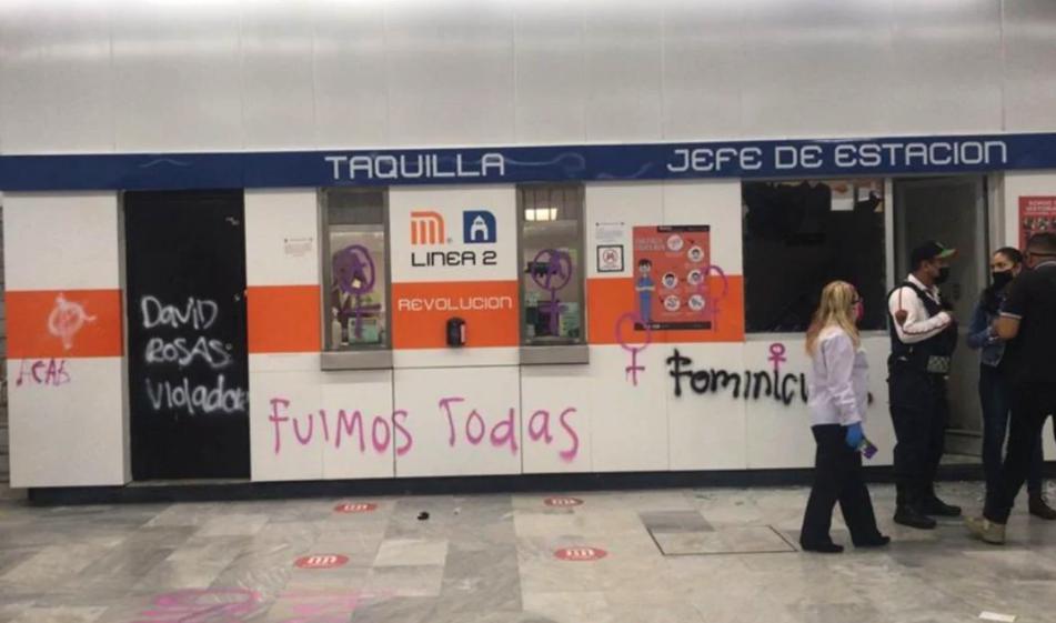 Encapuchadas hicieron pintas del Metro Revolución/Foto tomada de Twitter