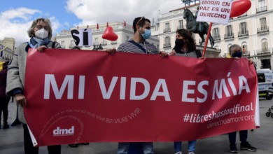 Manifestación en apoyo de la legalización de la eutanasia en Madrid, el 18 de marzo de 2021. Foto Afp