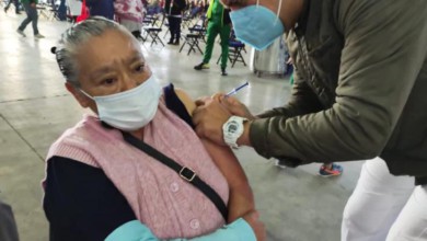 Vacunación contra COVID-19 de adultos mayores en la Ciudad de México. Foto de @Claudiashein