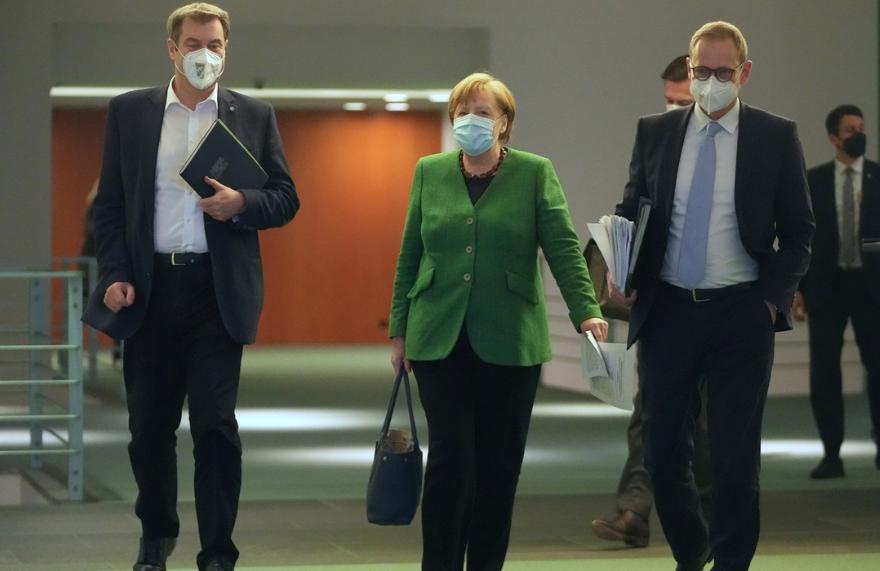La canciller alemana Angela Merkel, el gobernador de Berlín Michael Muller y el primer ministgro de Bavaria Markus Soder, hoy en Berlín. Foto Pool vía Ap