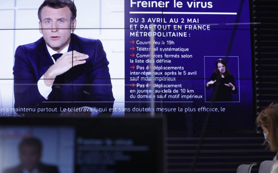 El presidente francés, Emmanuel Macron, a la baja en los sondeos y que afronta elecciones presidenciales el próximo año, admitió haber "cometido errores" en la gestión de la crisis. En la imagen, el mandatario durante su mensaje a la nación, 31 de marzo de 2021. Foto Ap