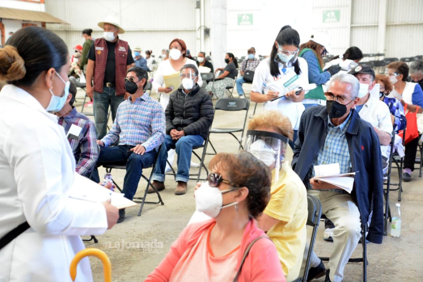 Aplican vacunas a adultos mayores en Feria de Pachuca