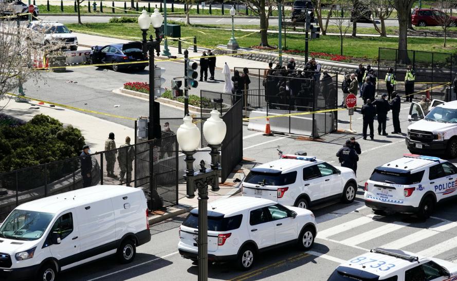 Dos agentes quedaron heridos tras ser atropellados cerca del Congreso de Estados Unidos por un vehículo cuyo conductor fue detenido, informó la policía, el 2 de abril de 2021. Foto Ap