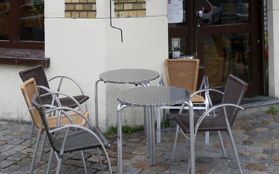 Francia mantiene cerrados todos los restaurantes y cafeterías y este fin de semana puso en vigor nuevas restricciones. Foto Ap