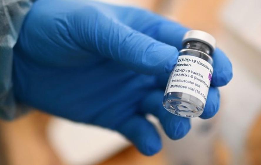 Un médico muestra un vial de la vacuna de AstraZeneca contra el coronavirus en Schwelm, Alemania. Foto Afp