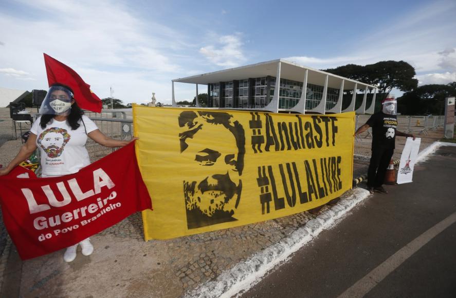 Simpatizantes del ex presidente brasileño Luiz Inácio Lula da Silva afuera del Supremo Tribunal Federal en Brasilia, el pasado 14 de abril de 2021. Foto Xinhua