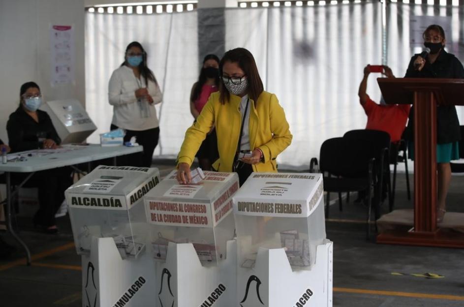 Simulacro de las próximas votaciones, organizado en la CDMX. Foto José Antonio López