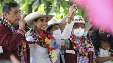 Evelyn Salgado Pineda durante su primer acto de campaña en Acapulco, Guerrero; la acompañó su padre, Félix Salgado Macedonio. Foto Héctor Briseño