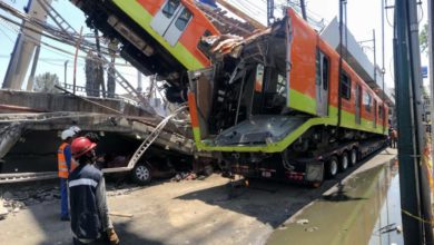 Ayer, durante el retiro de los restos del tren dañado por el incidente de la Línea 12 del Metro la noche del lunes. Foto Luis Castillo