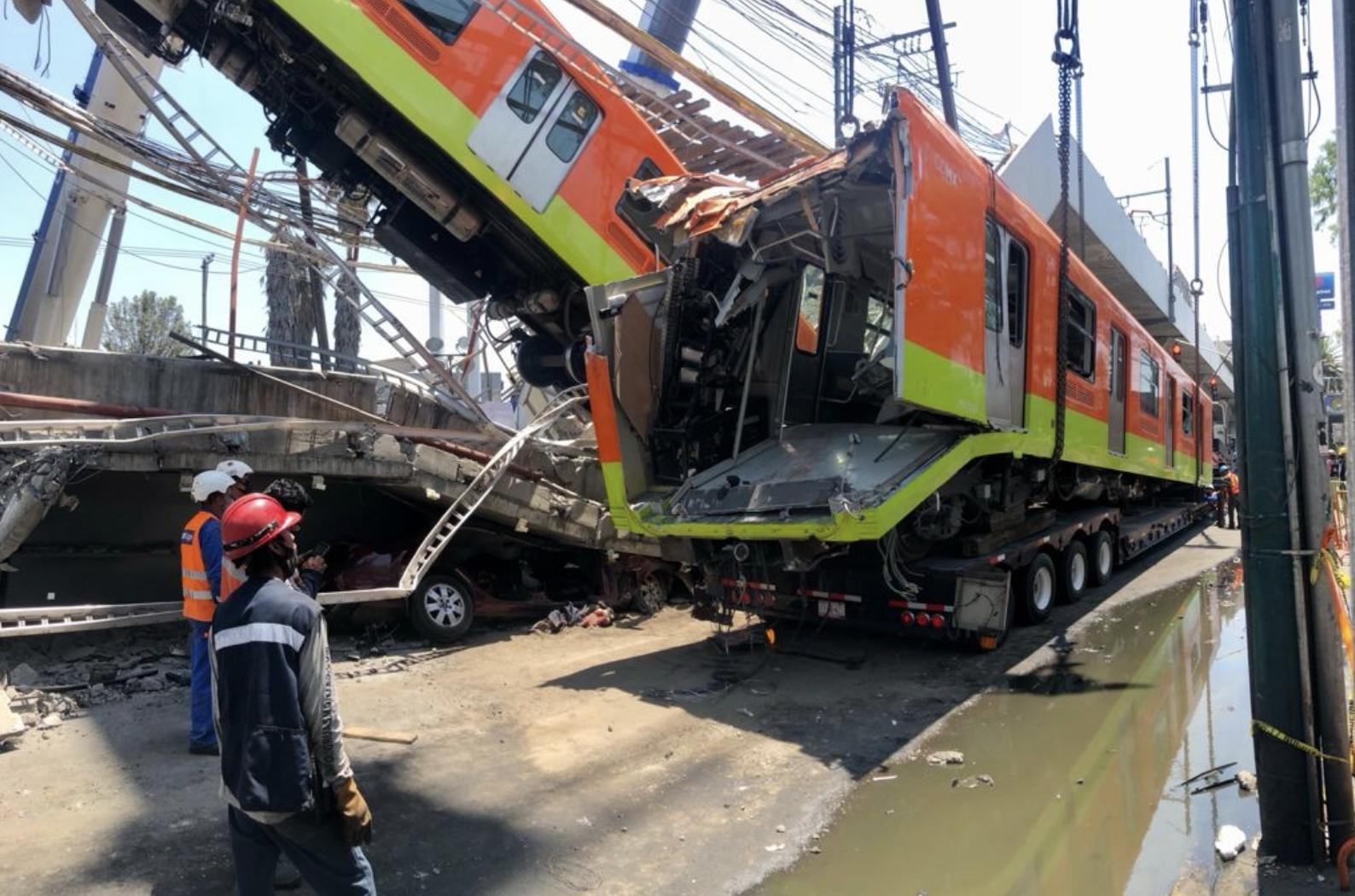 Ayer, durante el retiro de los restos del tren dañado por el incidente de la Línea 12 del Metro la noche del lunes. Foto Luis Castillo