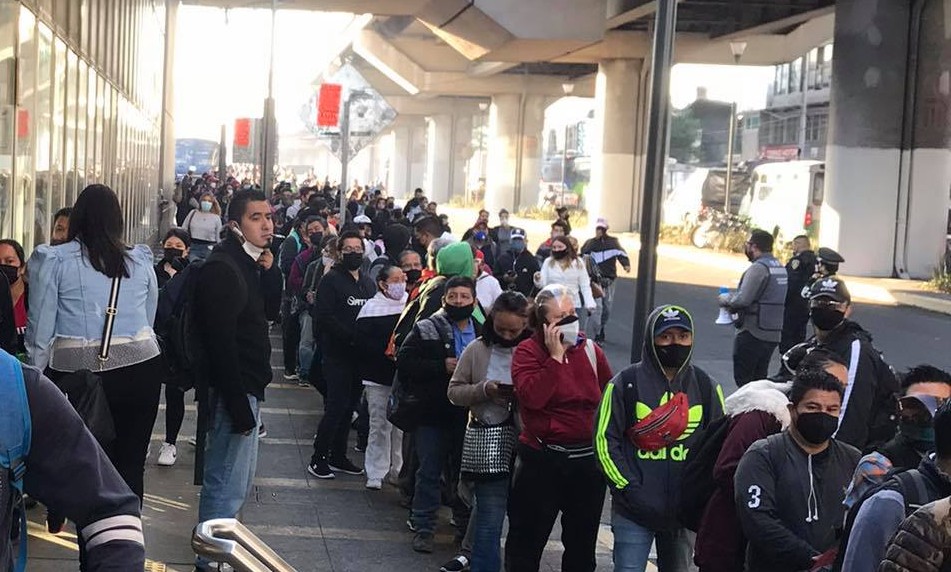 Usuarios haciendo fila en Metro Tezonco