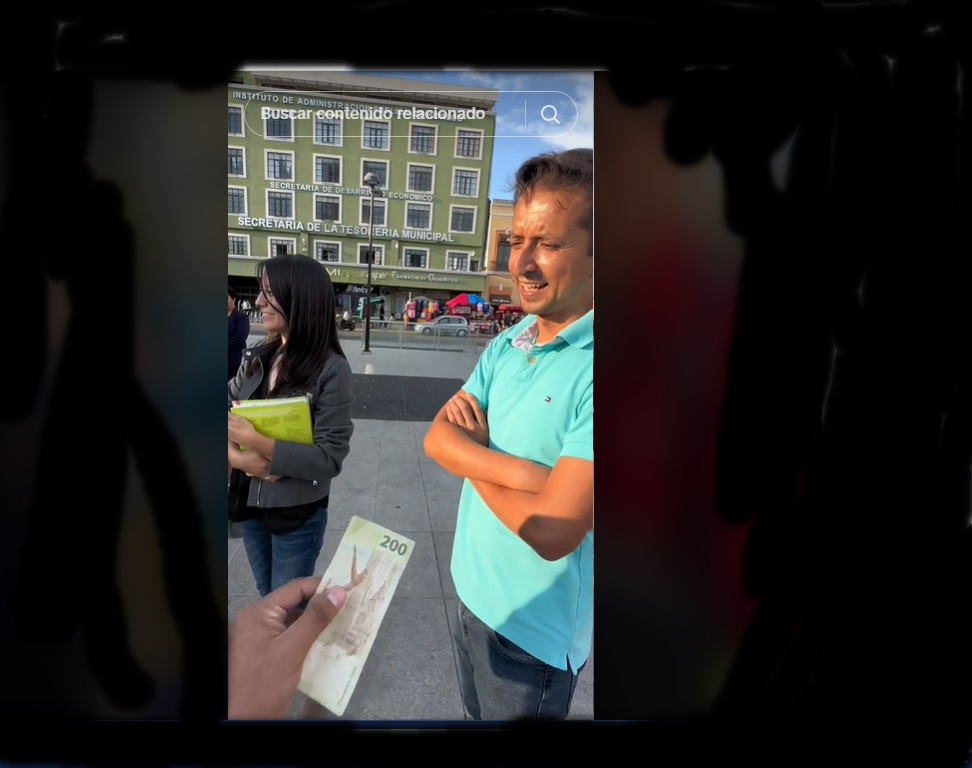@soylarusso a través de su cuenta en TikTok compartió algunos clips donde se le ve recorriendo la Plaza Independencia del Centro Histórico de la Bella Airosa repartiendo billetes. Foto: Captura TikTok