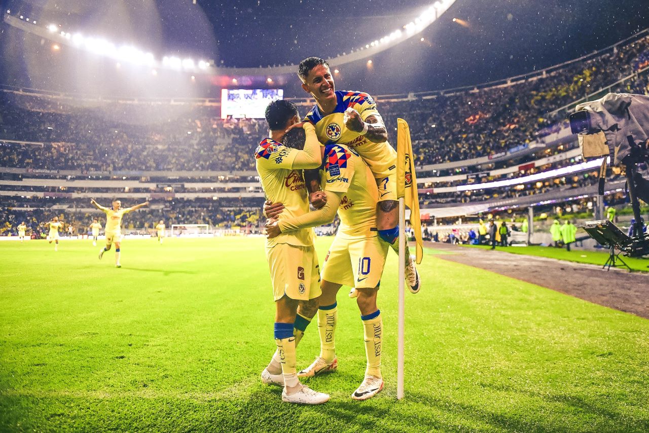 Foto de jugadores del América festejando un gol ante Chivas en el Clásico Nacional.